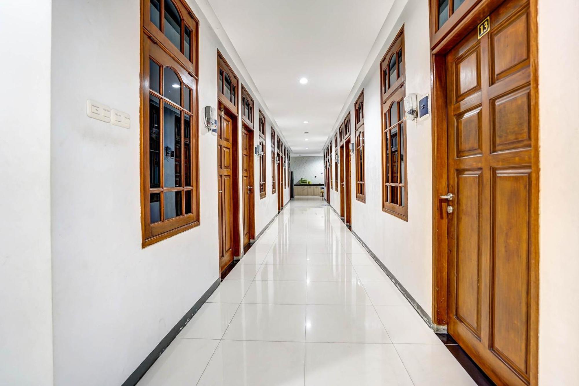 Oyo 90891 Parang Kusumo Residence Krembangan Exteriör bild