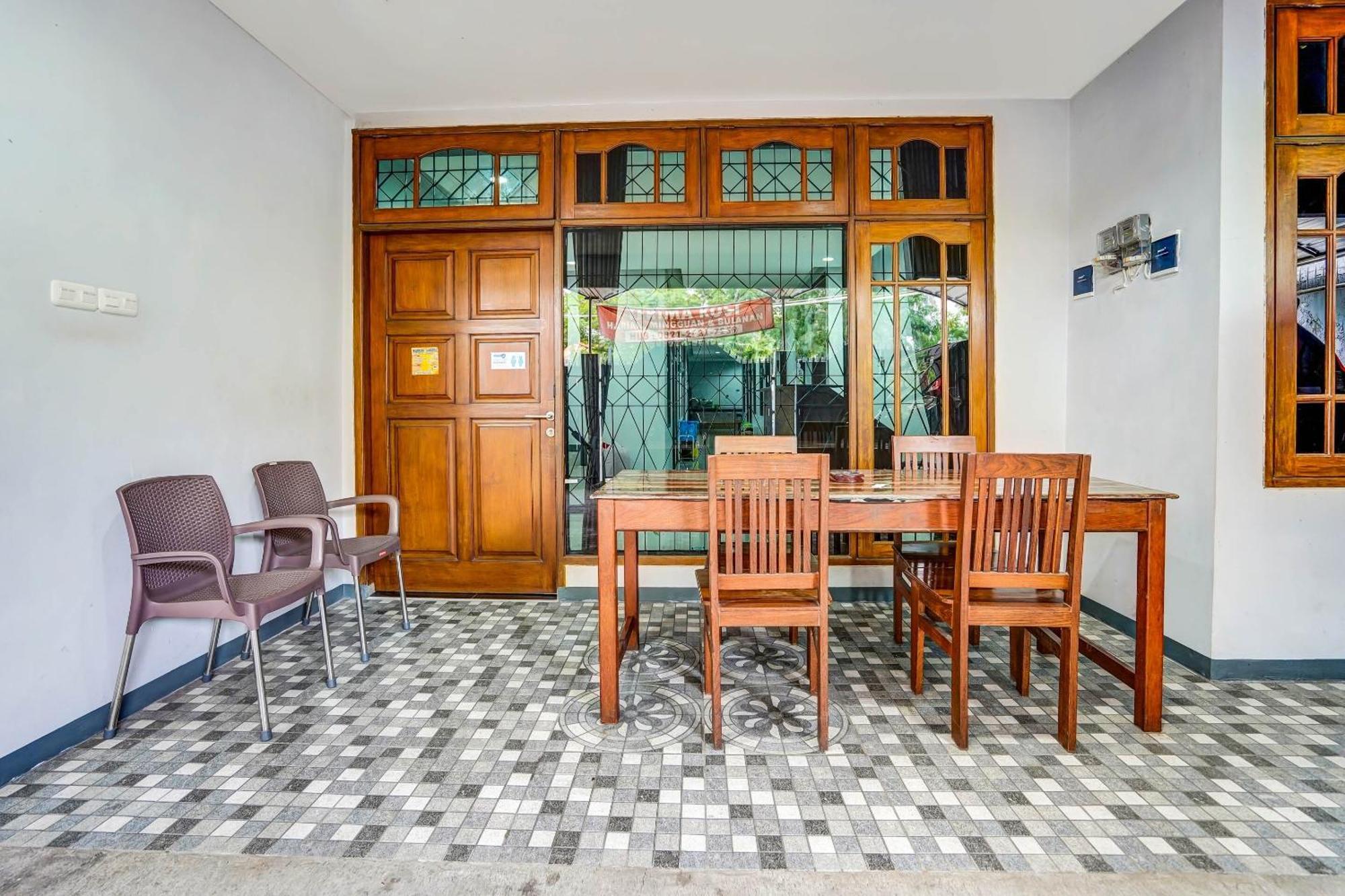 Oyo 90891 Parang Kusumo Residence Krembangan Exteriör bild